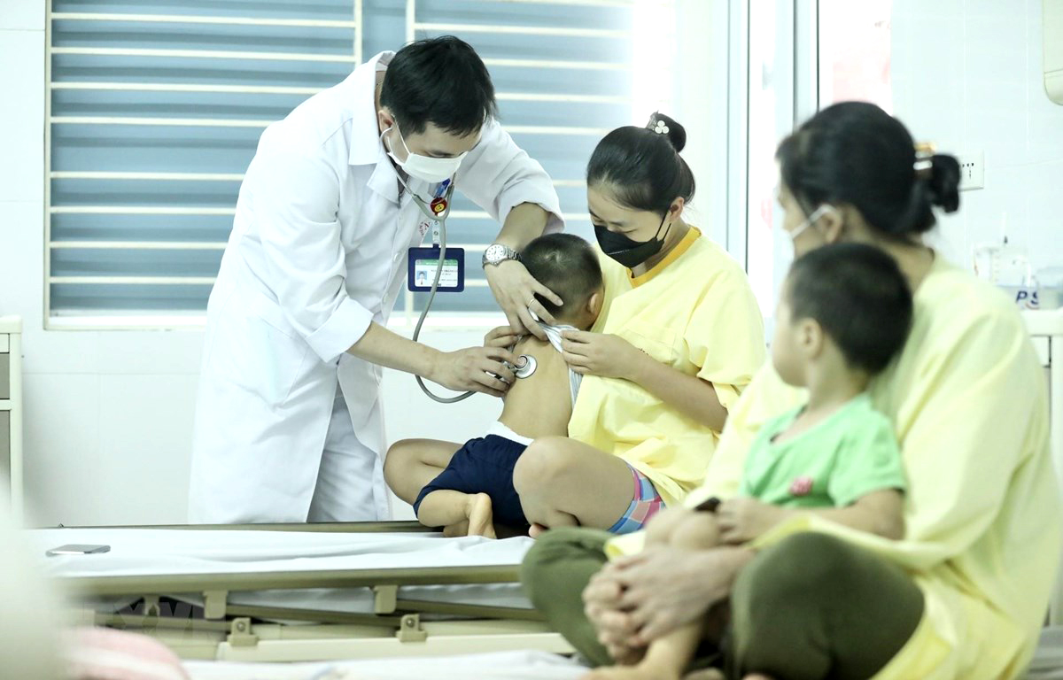 Bác sĩ thăm khám cho bệnh nhi đang điều trị cúm A tại Bệnh viện Bệnh nhiệt đới Trung ương. 