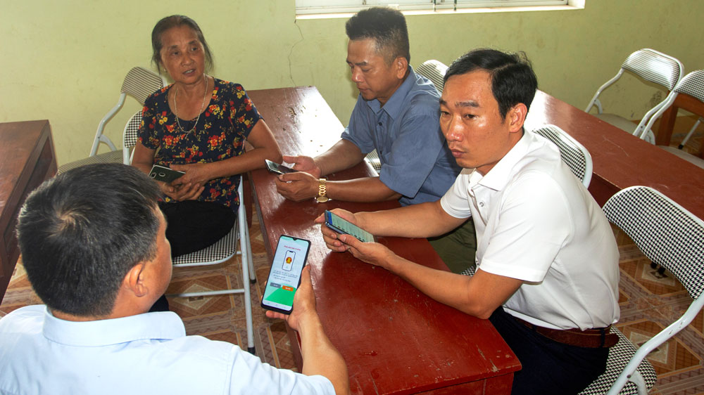 Tổ công nghệ số cộng đồng xã Ôn Lương (Phú Lương) hướng dẫn người dân sử dụng ứng dụng C-ThaiNguyen trên điện thoại thông minh.