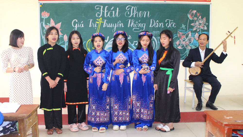 Các em học sinh Trường THPT Nguyễn Huệ hát Then tại một buổi sinh hoạt ngoại khóa.