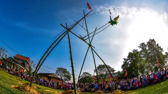 Lễ hội đu tiên truyền thống tại làng Gia Viên (xã Phong Hiền, huyện Phong Điền, tỉnh Thừa Thiên Huế) được giữ gìn qua hàng trăm năm. Nguồn: TTXVN