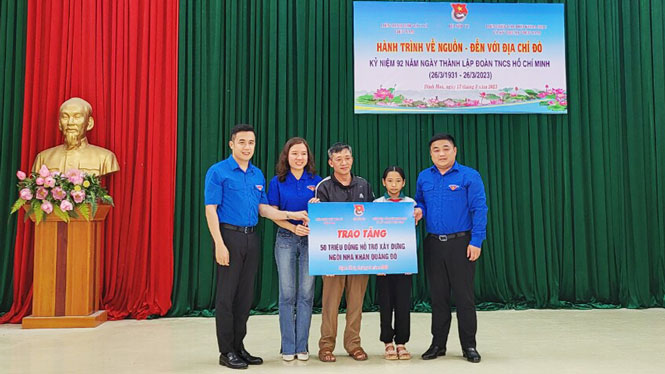 Đoàn trao tặng 50 triệu đồng kinh phí xây dựng nhà khăn quàng đỏ cho gia đình em Lưu Anh Thư, học sinh lớp 5, Trường Tiểu học Phú Tiến.