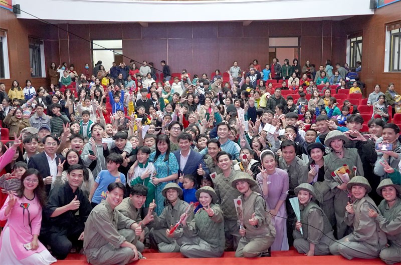 Các nghệ sĩ Nhà hát Kịch Việt Nam giao lưu với khán giả trong đêm diễn tại Si Ma Cai (Lào Cai).