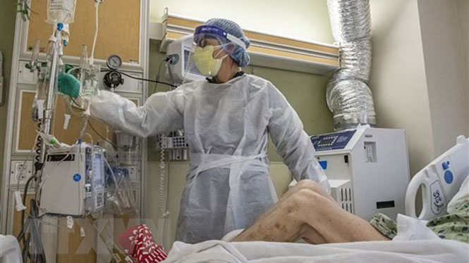 Nhân viên y tế chăm sóc bệnh nhân mắc COVID-19 tại bệnh viện ở West Roxbury, bang Massachusetts, Mỹ. (Ảnh: AFP/TTXVN)

