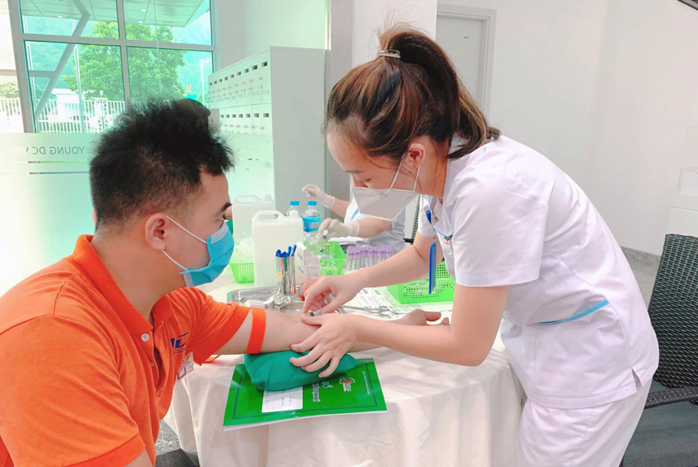 Công ty TNHH Young Diecasting Vina (Khu công nghiệp Điểm Thụy) phối hợp với Bệnh viện Quốc tế Thái Nguyên tổ chức khám sức khoẻ định kỳ cho người lao động.