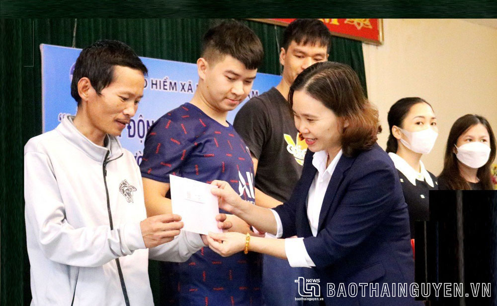 Bà Lò Thị Hoán, Giám đốc BHXH tỉnh, trao thẻ BHYT cho người có hoàn cảnh khó khăn trên địa bàn TP. Thái Nguyên.