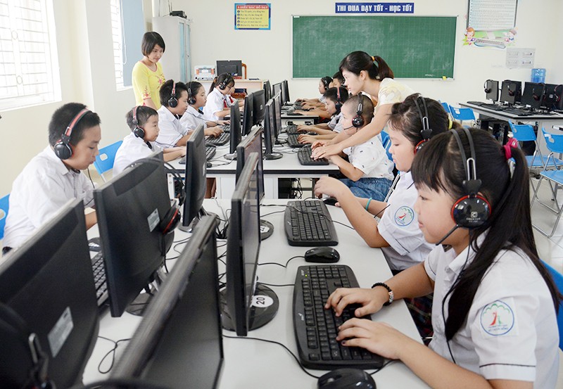 Học sinh Trường tiểu học Khu đô thị Sài Đồng (Hà Nội) trong giờ học môn Tin học.