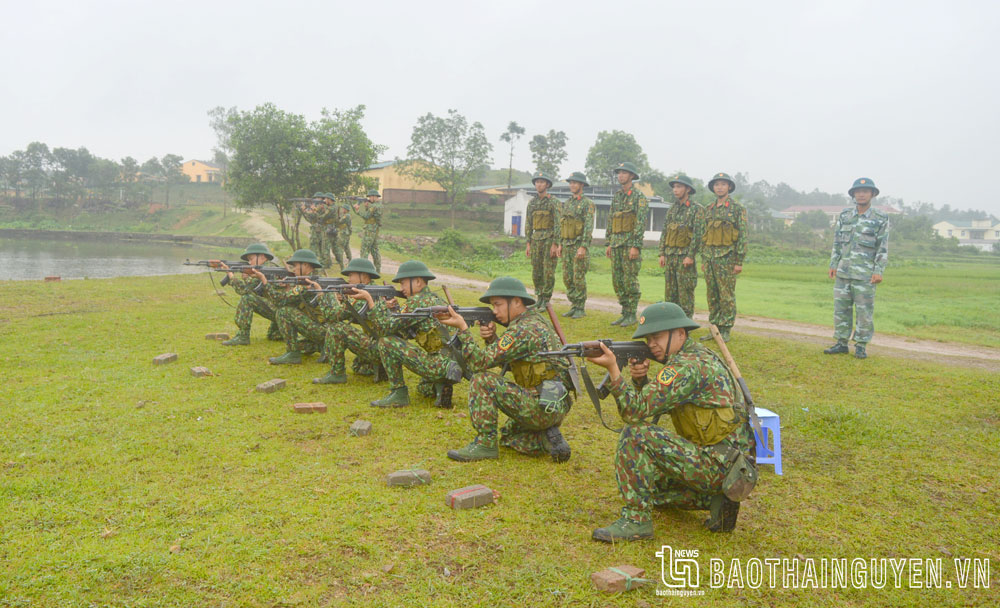Cán bộ, chiến sĩ Bộ CHQS tỉnh huấn luyện bắn súng tiểu liên AK.