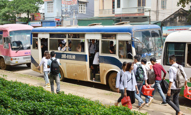 Học sinh tại huyện Phú Lương đến trường bằng xe hợp đồng đưa đón.