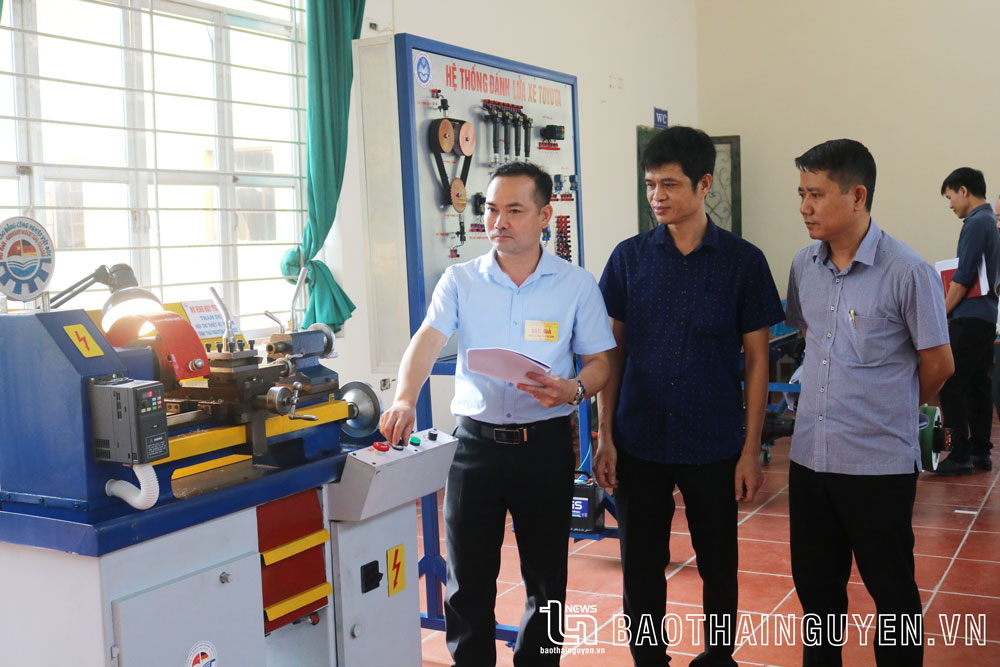 Giáo viên dạy nghề Trường Cao đẳng Công nghiệp Việt Đức hướng dẫn học viên thực hành trên máy tiện.