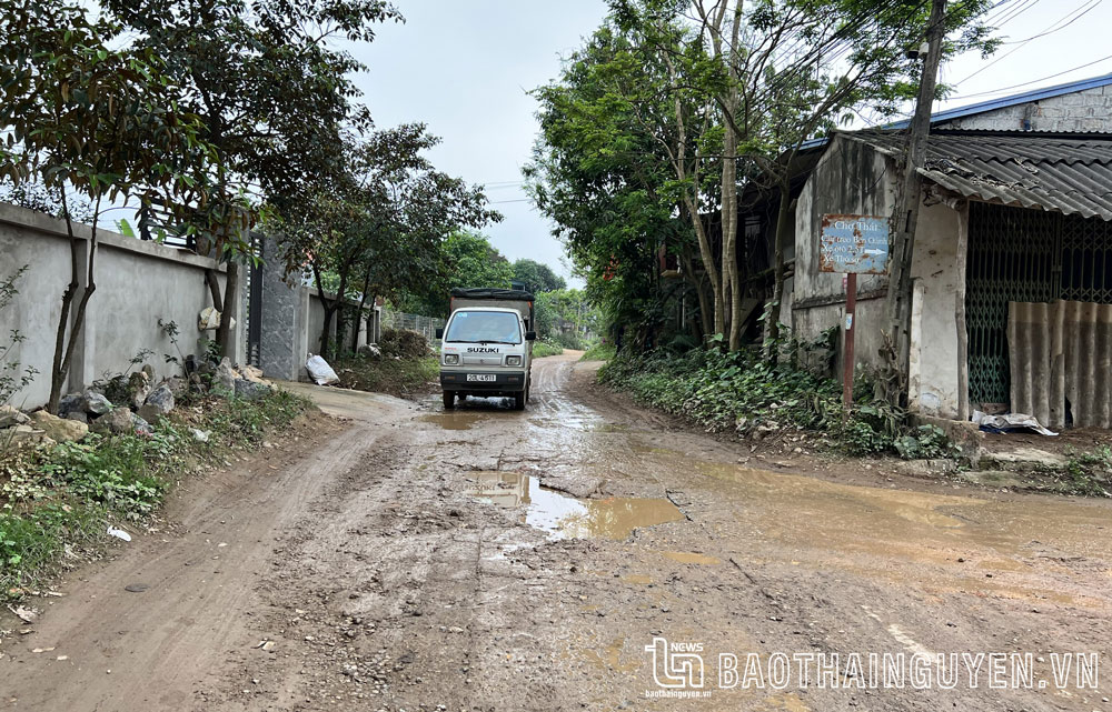 Mặt đường bị hư hỏng nặng.