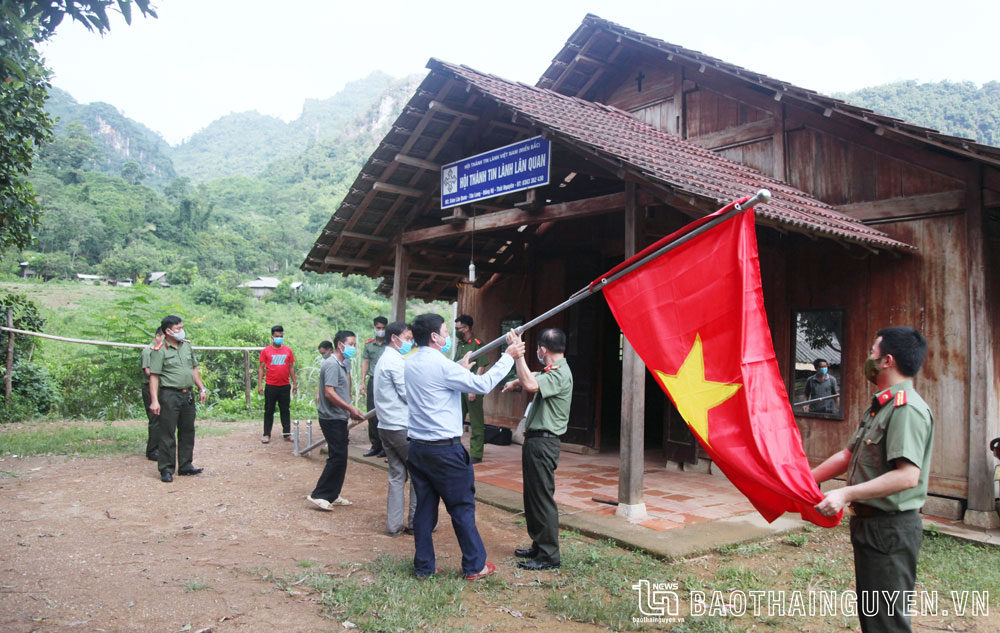 Treo cờ Tổ quốc tại điểm sinh hoạt tôn giáo Hội thánh Tin Lành Lân Quan, xã Tân Long (Đồng Hỷ).