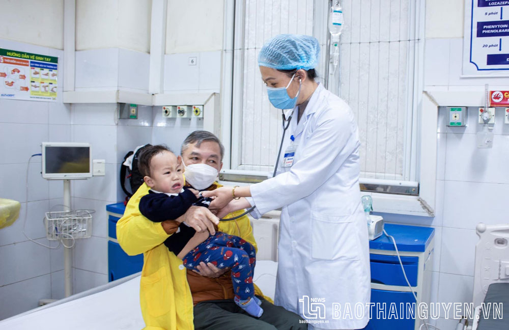 Bác sĩ Bệnh viện A Thái Nguyên khám bệnh cho trẻ nhỏ.