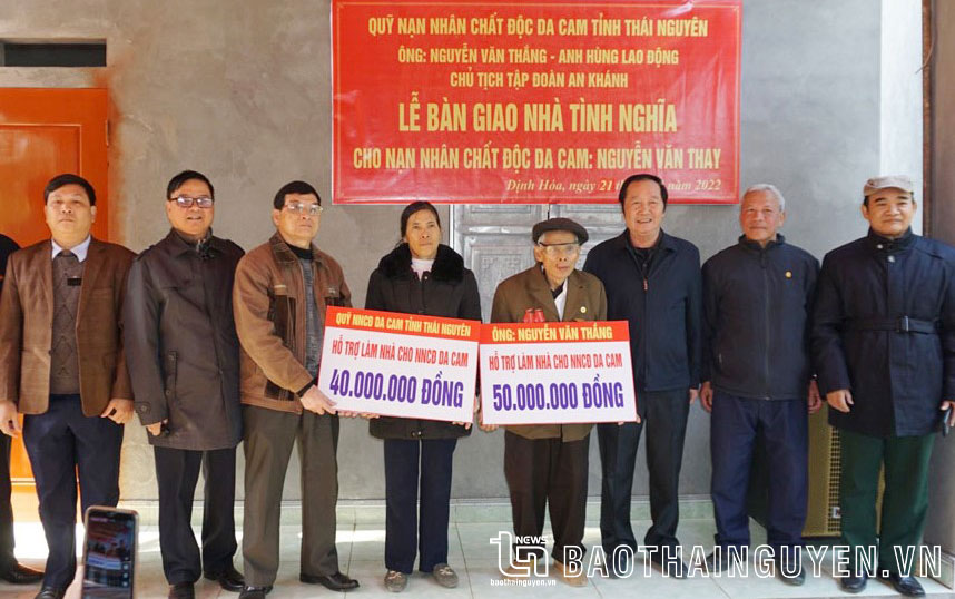 Thường trực Quỹ NNCĐDC tỉnh và Tập đoàn An Khánh trao tiền hỗ trợ xây nhà mới cho ông Nguyễn Văn Thay, xã Phượng Tiến, Định Hoá.