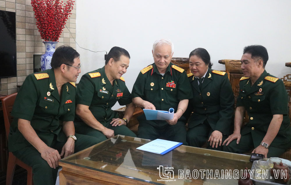 Cựu chiến binh Mùng Viết Hòa (giữa) cùng vợ và cán bộ, hội viên Cựu chiến binh phường Tân Thịnh (TP. Thái Nguyên) ôn lại ký ức về một thời xẻ dọc Trường Sơn đi đánh Mỹ.