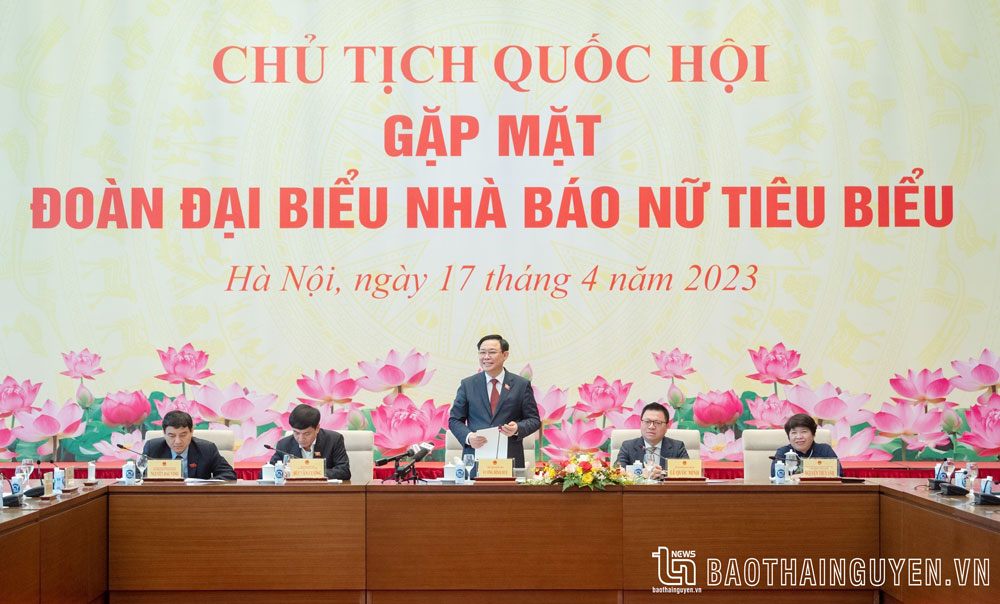 Chủ tịch Quốc hội Vương Đình Huệ phát biểu tại buổi gặp mặt.