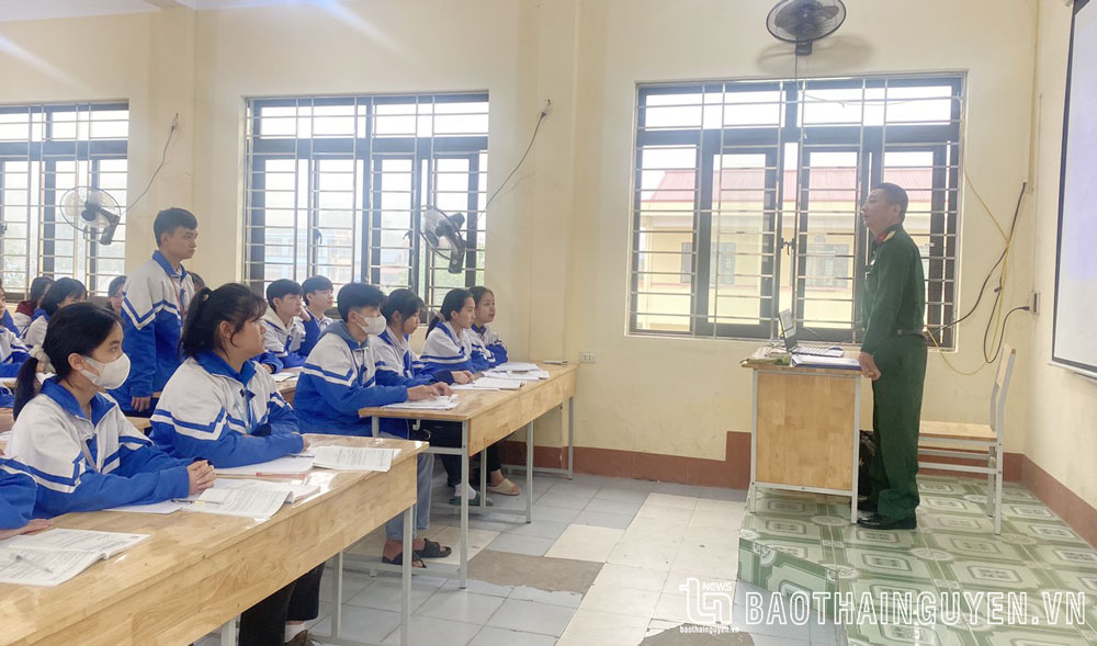 Cán bộ Ban CHQS huyện Đại Từ trực tiếp tuyên truyền tuyển sinh quân sự năm 2023 tại Trường THPT Nguyễn Huệ.