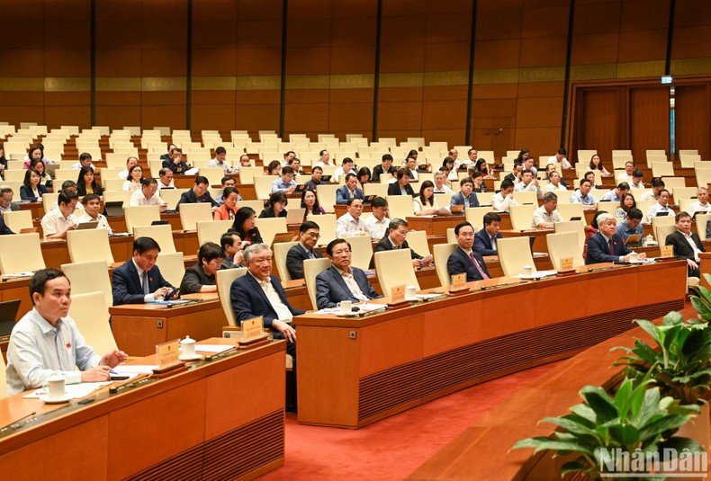 Các đồng chí lãnh đạo Đảng, Nhà nước và đại biểu Quốc hội chuyên trách dự Hội nghị.