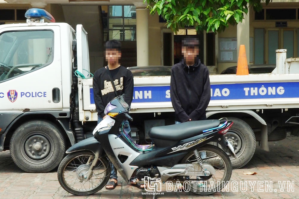 Chu Hoài N. và Nguyễn Thành L. cùng chiếc xe mô tô là tang vật vi phạm.