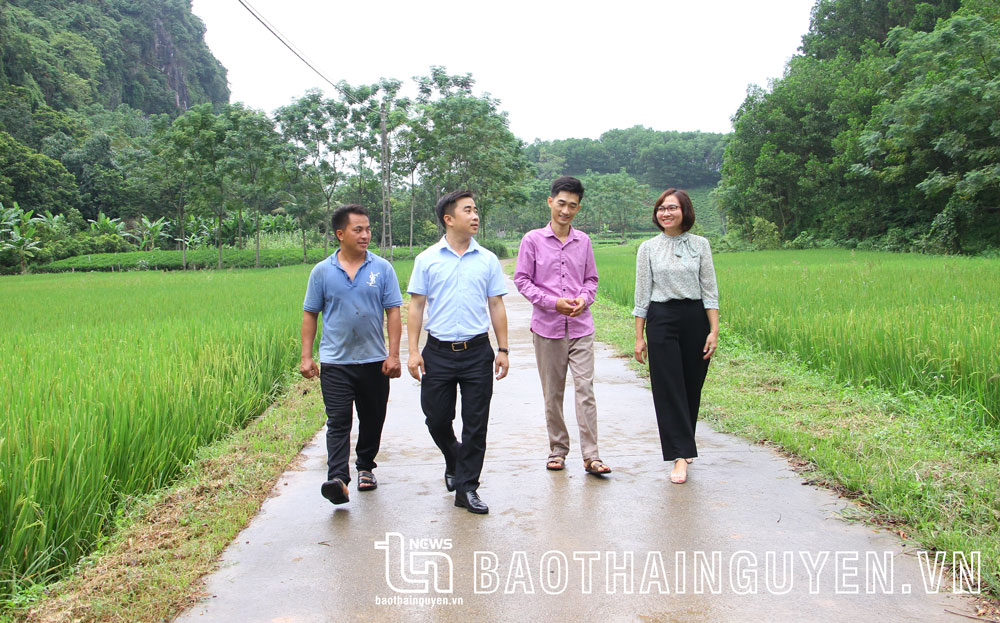 Đồng chí Nguyễn Hữu Hiếu (thứ hai từ trái sang), Bí thư Đảng uỷ xã Phú Đô, tích cực nắm bắt tình hình thực tế.