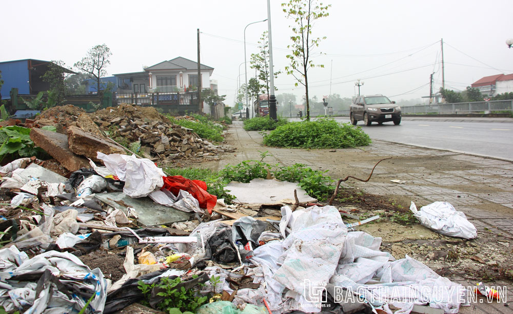 Một đoạn vỉa hè dài hàng chục mét trên đường Việt Bắc đoạn qua phường Trung Thành (TP. Thái Nguyên) bị đổ đầy rác và các loại chất thải xây dựng.