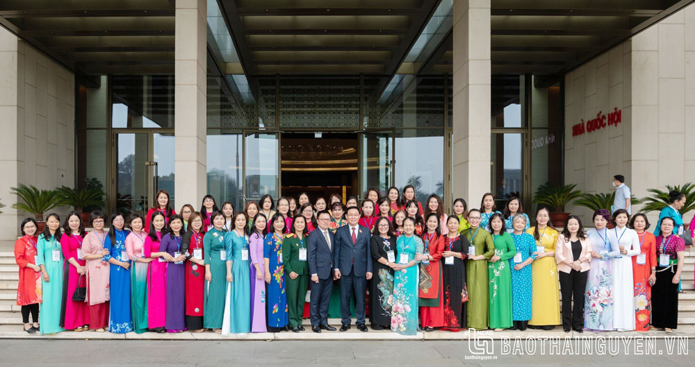 Chủ tịch Quốc hội Vương Đình Huệ chụp ảnh lưu niệm với các đại biểu dự buổi gặp mặt.