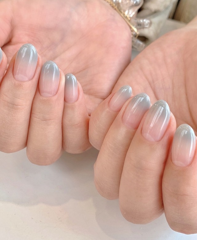 Kiểu nail ombre thịnh hành và được yêu thích nhất hiện nay là nail sơn xám kết hợp cùng màu nude. Mẫu nail này mang đến cảm giác tao nhã, thanh lịch và cũng sang trọng vô cùng.