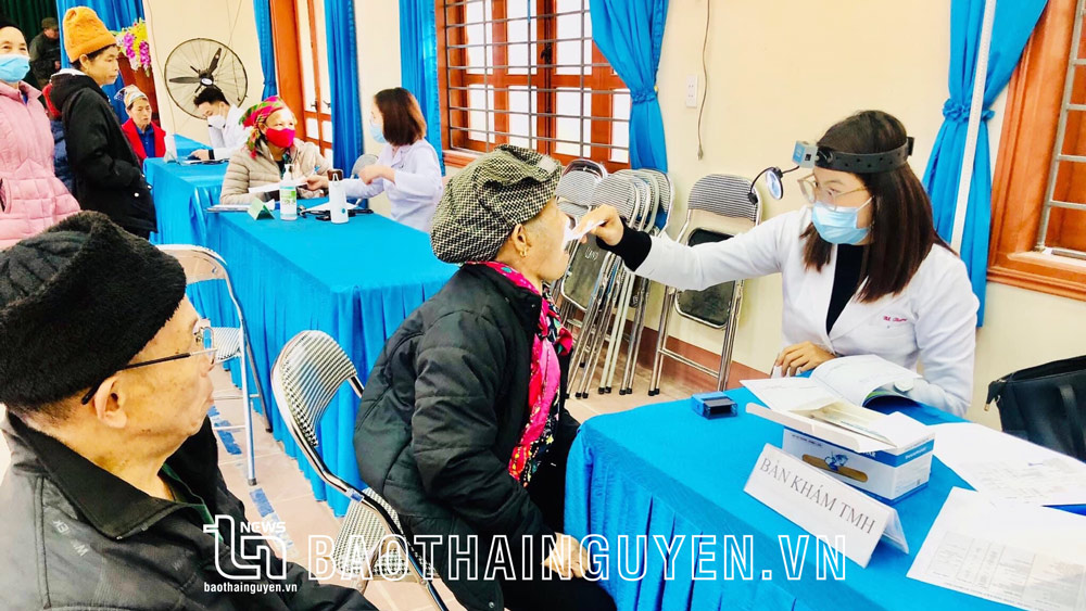Các y, bác sĩ, điều dưỡng Bệnh viện A Thái Nguyên khám, chữa bệnh miễn phí cho người dân tại Sảng Mộc (Võ Nhai).