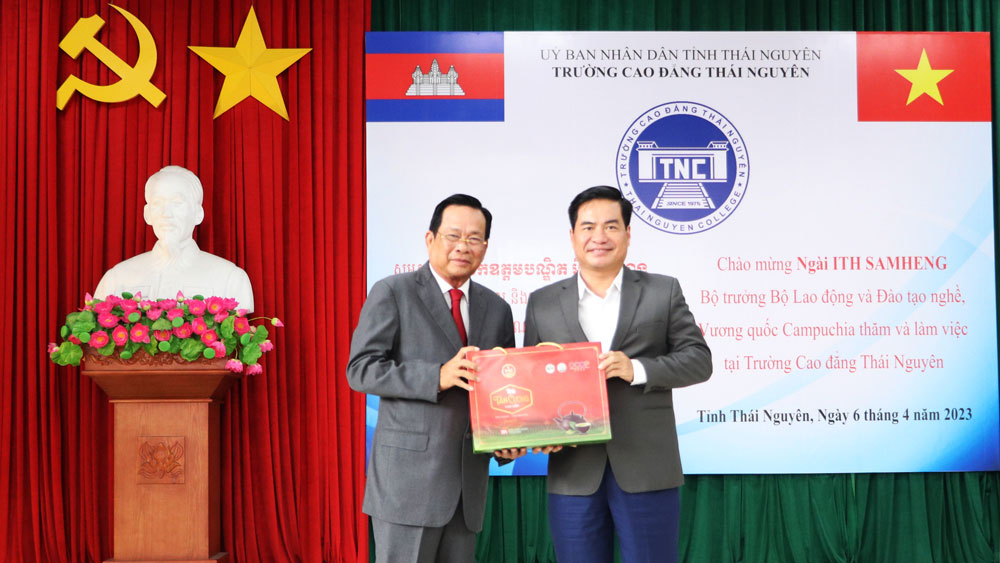 Đồng chí Lê Quang Tiến, Phó Chủ tịch UBND tỉnh (bên phải) trao tặng quà Thái Nguyên cho đại diện Đoàn Campuchia.