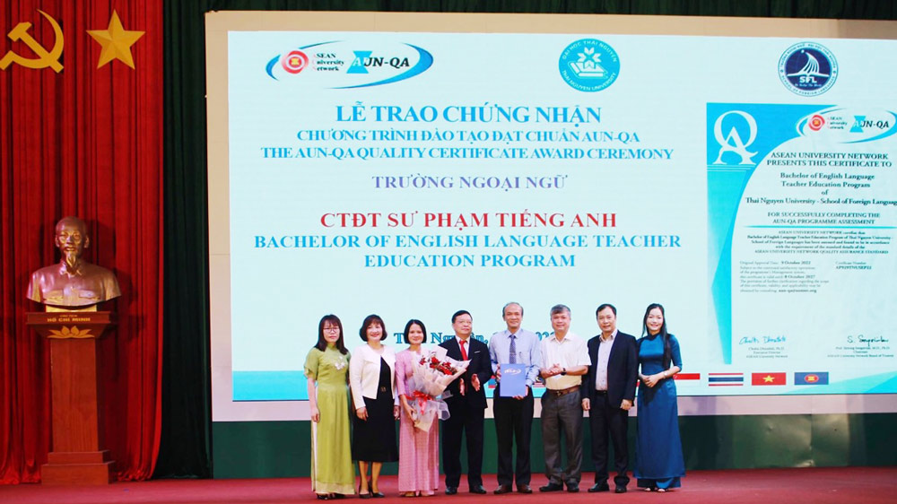 Lãnh đạo Đại học Thái Nguyên trao giấy chứng nhận đạt chuẩn chất lượng AUN-QA cho CTĐT Sư phạm Tiếng Anh của Trường Ngoại ngữ.