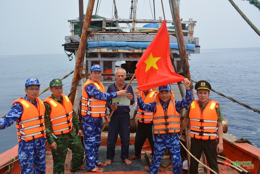 Lãnh đạo Vùng Cảnh sát biển 2 và cơ quan liên ngành trao cờ Tổ quốc tặng ngư dân.