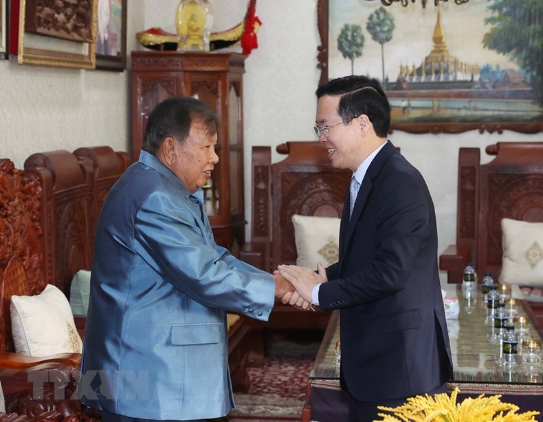 Chủ tịch nước Võ Văn Thưởng thăm nguyên Tổng Bí thư, Chủ tịch nước Lào Bounnhang Vorachith. (Ảnh:TTXVN)