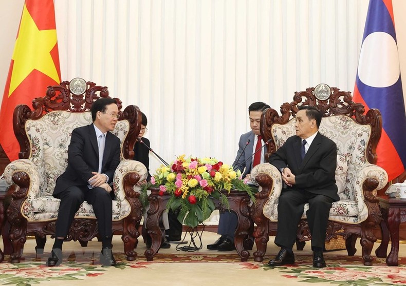 Chủ tịch nước Võ Văn Thưởng thăm nguyên Thủ tướng Lào Thongsing Thammavong. (Ảnh:TTXVN)