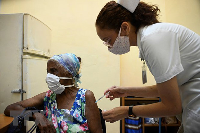 Nhân viên y tế tiêm vaccine phòng COVID-19 cho người dân tại La Habana, Cuba. (Ảnh: AFP/TTXVN)