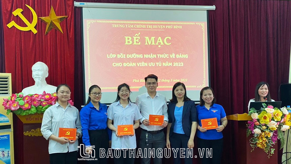 Lớp bồi dưỡng nhận thức về Đảng cho đoàn viên, thanh niên trong tháng 3-2023 do Trung tâm Chính trị huyện phối hợp với Huyện đoàn Phú Bình tổ chức.