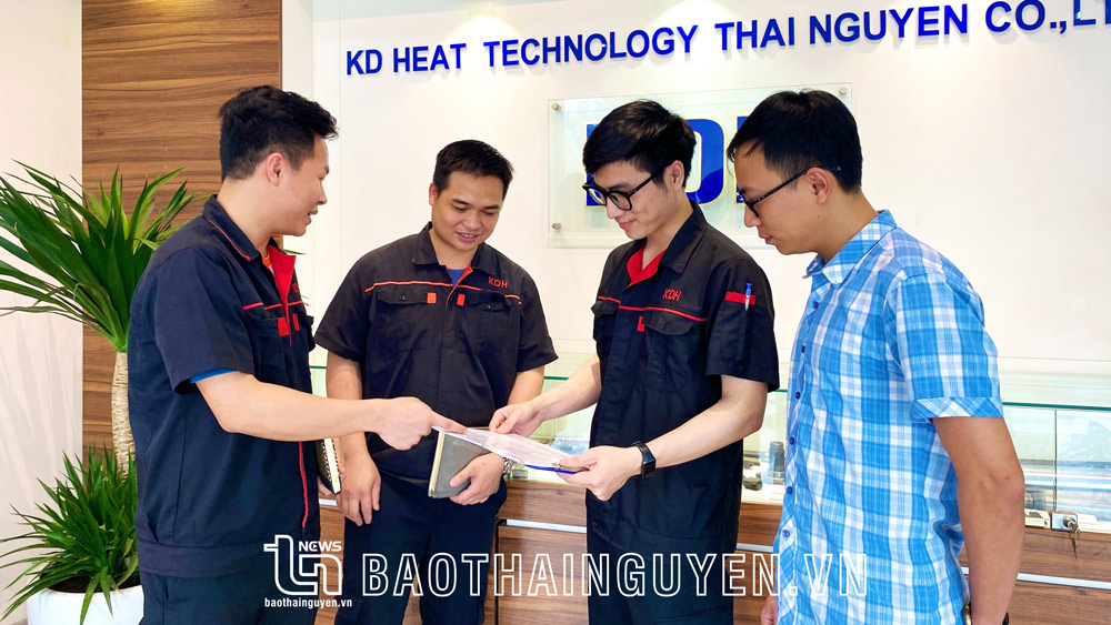 Đoàn viên thanh niên Công ty TNHH KH HEAT Technology Thái Nguyên trao đổi nghiệp vụ.