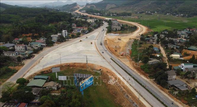 Thi công điểm đầu của Dự án xây dựng đường cao tốc Tuyên Quang - Phú Thọ kết nối với cao tốc Nội Bài - Lào Cai đoạn Km 0+00, quốc lộ 2 thuộc xã Lưỡng Vượng, tỉnh Tuyên Quang. Ảnh: Vũ Sinh/TTXVN