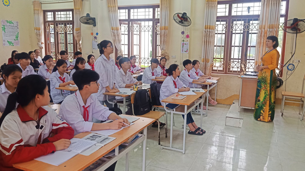 Đoàn công tác Ban Tuyên giáo Tỉnh ủy dự giờ môn Giáo dục Công dân của cô giáo Hoàng Thị Thu Giang tại lớp 9.