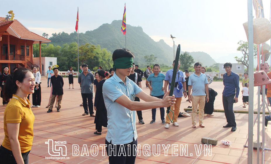 Du khách tham gia các hoạt động tại Điểm du lịch cộng đồng xóm Mỏ Gà, xã Phú Thượng (Võ Nhai). Ảnh: T.L
