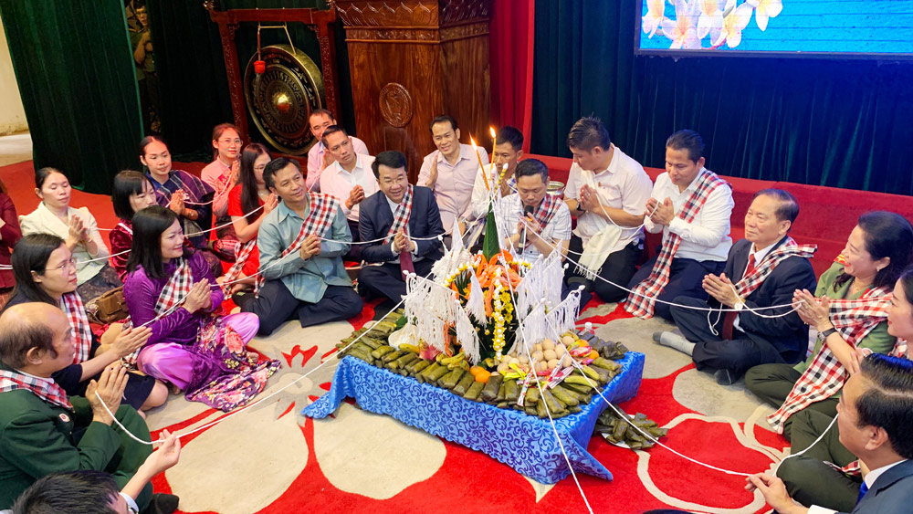 代表们参加老挝传统节日的重要仪式