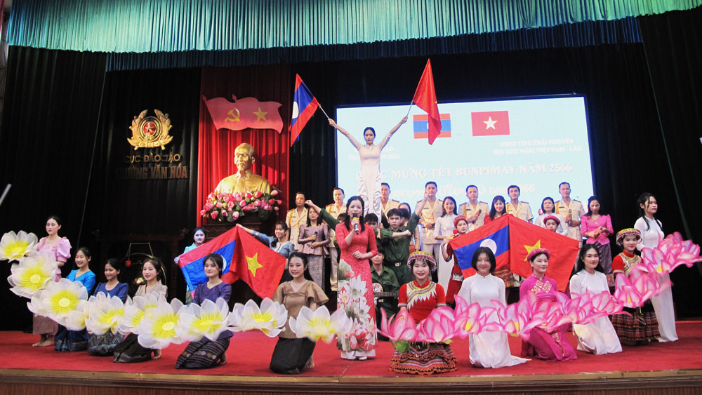 Các tiết mục văn nghệ của lưu học sinh Lào Trường Văn hóa chào mừng chương trình gặp mặt hữu nghị vui Tết Bunpimay Lào 2566.