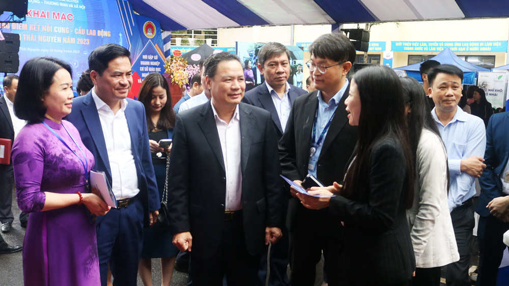 Đồng chí Lê Quang Tiến, Phó Chủ tịch UBND tỉnh, cùng các đại biểu tham quan gian hàng giới thiệu kết nối việc làm.
