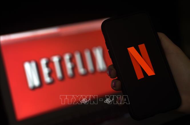 Biểu tượng Netflix trên màn hình máy tính và điện thoại tại Arlington, Virginia, Mỹ. Ảnh tư liệu: AFP/TTXVN