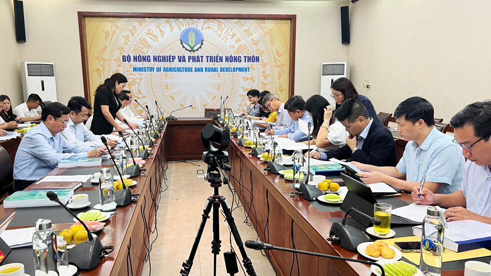 Hội đồng thẩm định nghe huyện Phú Bình báo cáo kết quả xây dựng huyện nông thôn mới.