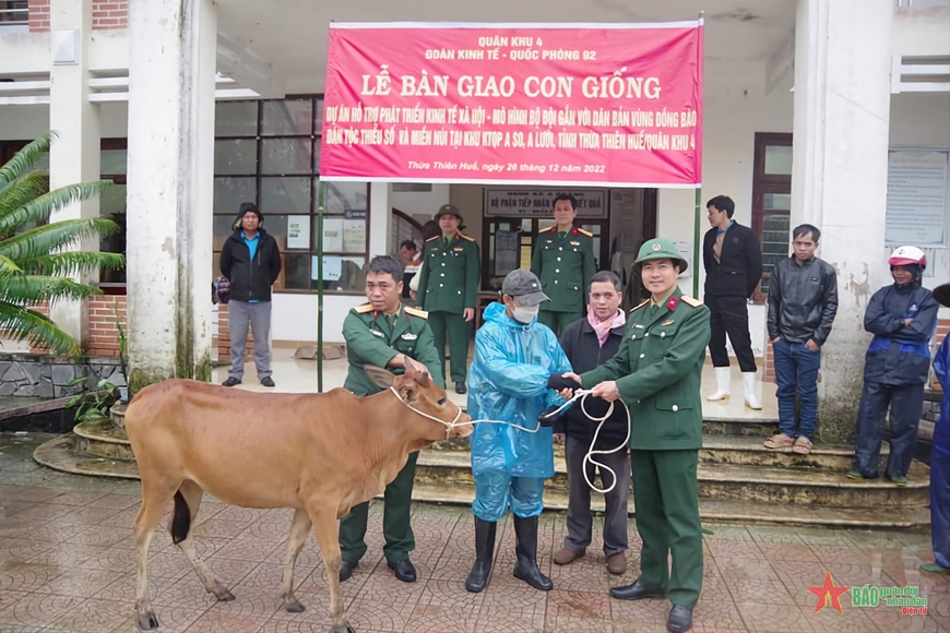  Đại diện Đoàn Kinh tế-Quốc phòng 92 trao bò giống hỗ trợ gia đình khó khăn trên địa bàn (tháng 12/2022).