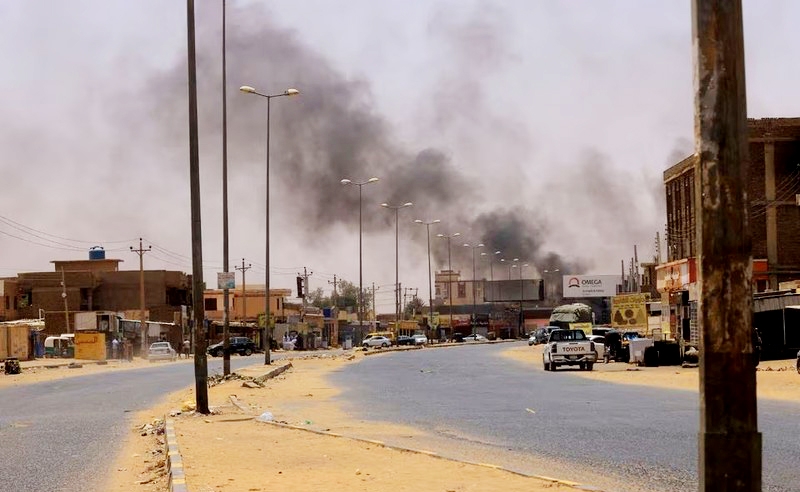 Khói bốc lên từ Omdurman trong lúc xảy ra giao tranh vào ngày 15/4/2023.