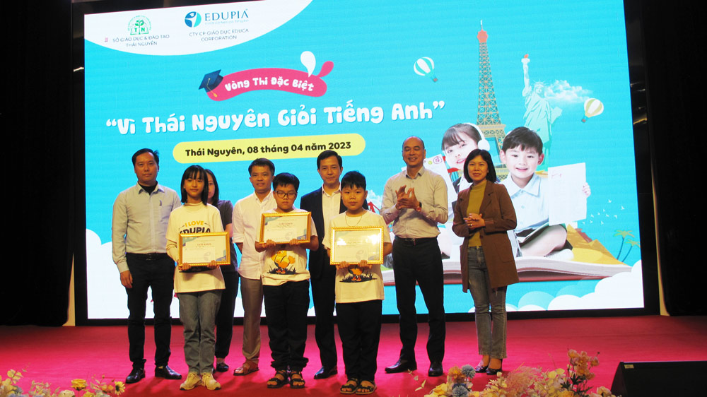 Ban Tổ chức trao 1 giải Đặc biệt và 2 giải Nhất cho các em học sinh.