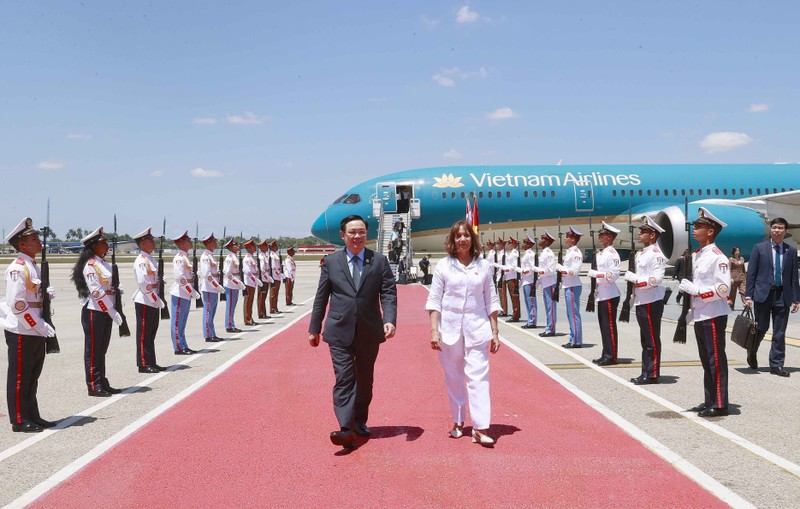 Lễ đón Chủ tịch Quốc hội Vương Đình Huệ và Đoàn đại biểu cấp cao Quốc hội Việt Nam tại sân bay Jose Marti, Thủ đô La Habana. 