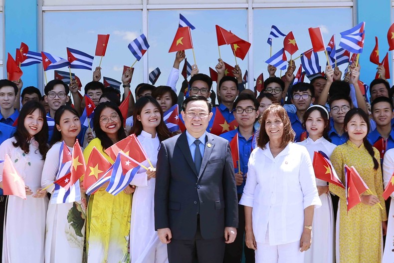 Chủ tịch Quốc hội Vương Đình Huệ với sinh viên và cộng đồng người Việt tại Cuba. 