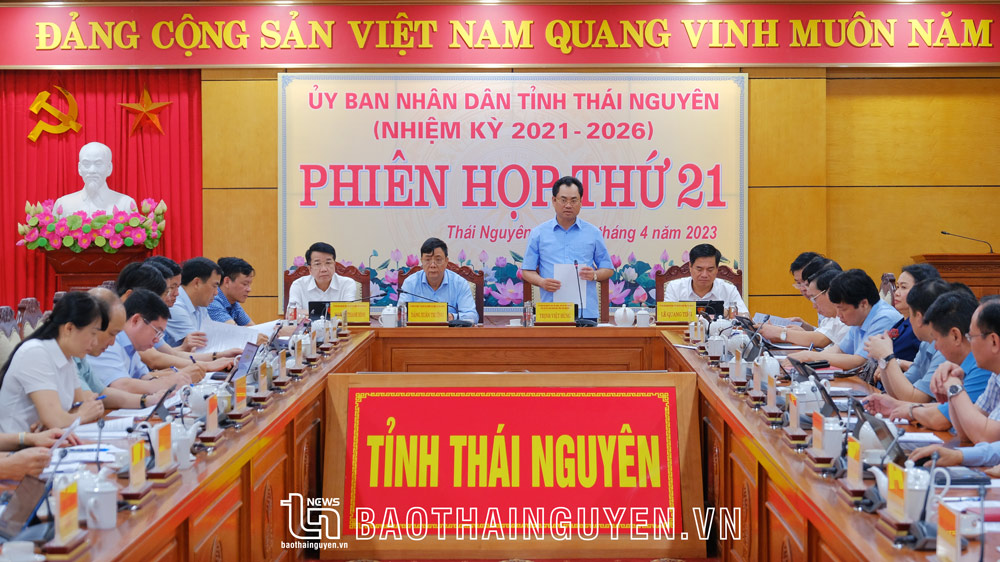 Đồng chí Chủ tịch UBND tỉnh Trịnh Việt Hùng chủ trì Phiên họp.