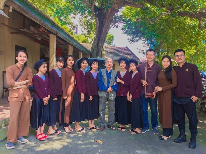 Câu lạc bộ chiếu xẩm chợ Lồng cùng nhạc sĩ Thao Giang, Giám đốc Trung tâm phát triển nghệ thuật âm nhạc Việt Nam chụp hình lưu niệm trong ngày lễ giỗ tổ nghề xẩm, năm 2020. Ảnh: Nhân vật cung cấp 
